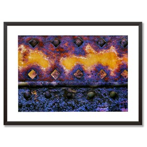 Peut inclure: Gros plan sur une surface m&eacute;tallique rouill&eacute;e avec un motif de trous en forme de diamant. Le m&eacute;tal est un m&eacute;lange de couleurs violettes, orange et jaunes.