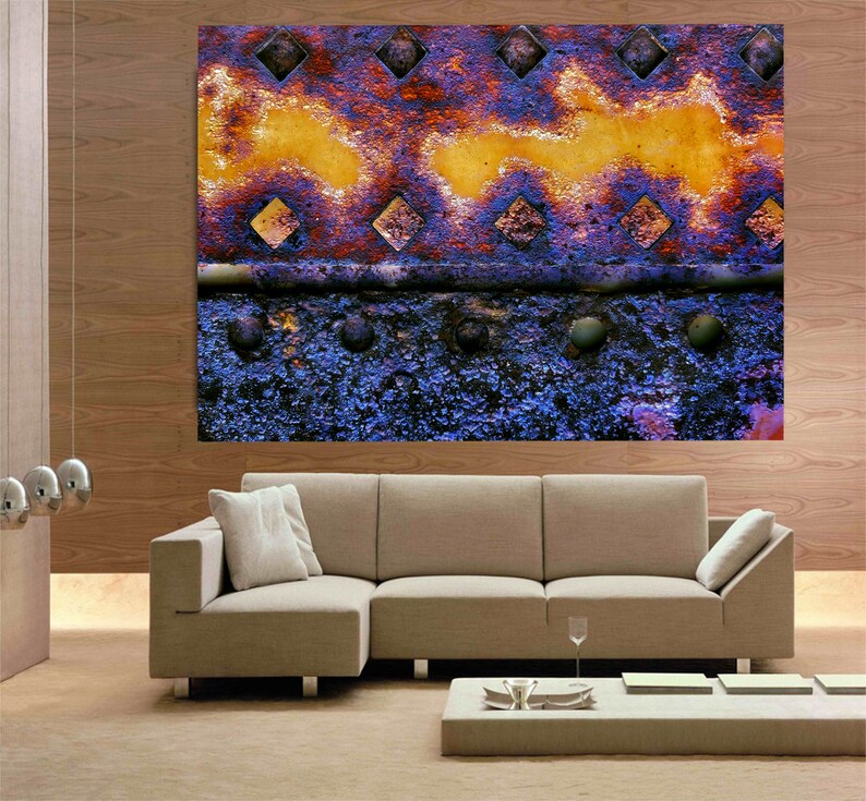 Peut inclure: Impression d'art abstrait repr&eacute;sentant une surface m&eacute;tallique rouill&eacute;e aux couleurs pourpre et jaune. Le m&eacute;tal a une surface textur&eacute;e avec des trous en forme de diamant et un aspect d&eacute;lav&eacute; et us&eacute;.