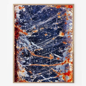 Pode incluir: Impress&atilde;o de arte abstrata que apresenta um close-up de uma superf&iacute;cie texturizada com um esquema de cores azul, branco e laranja. A superf&iacute;cie parece ser de metal com ferrugem e arranh&otilde;es.