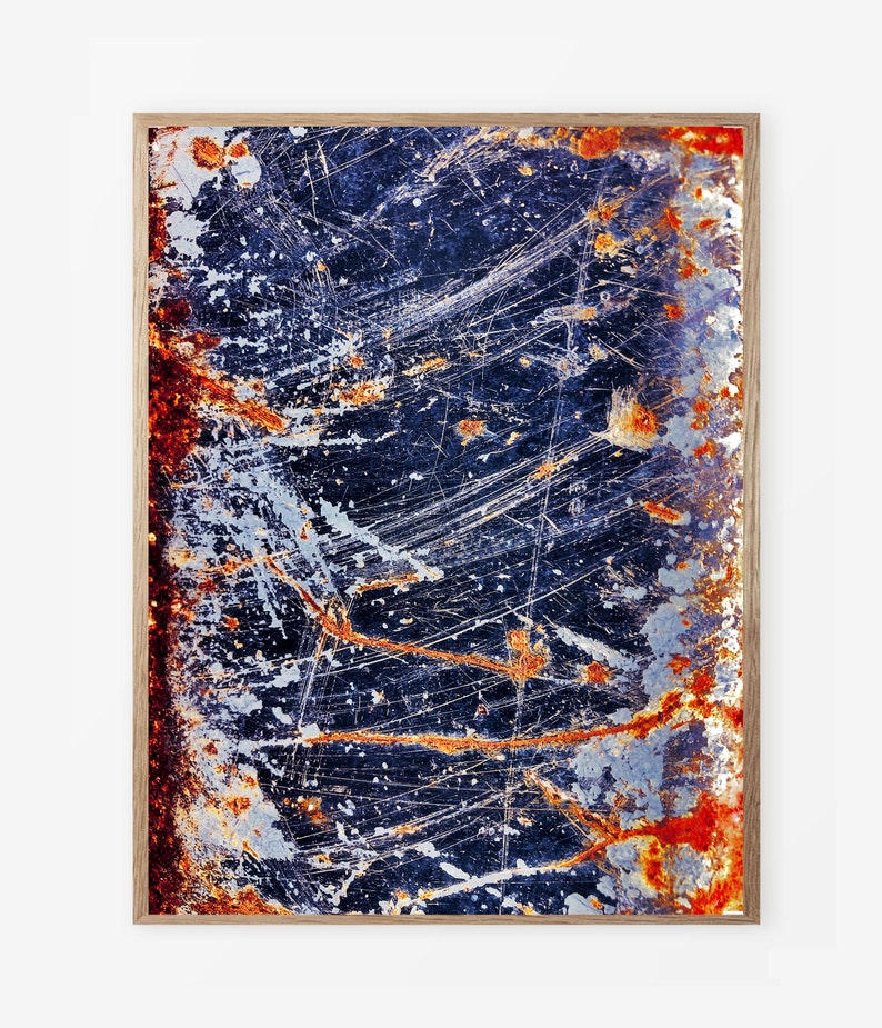 Pode incluir: Impress&atilde;o de arte abstrata que apresenta um close-up de uma superf&iacute;cie texturizada com um esquema de cores azul, branco e laranja. A superf&iacute;cie parece ser de metal com ferrugem e arranh&otilde;es.