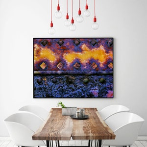 Peut inclure: Gros plan sur une surface m&eacute;tallique rouill&eacute;e avec un motif jaune et violet. Le m&eacute;tal a une texture rugueuse et est couvert de petits trous. La surface est &eacute;clair&eacute;e par une lumi&egrave;re chaude, cr&eacute;ant un effet dramatique.