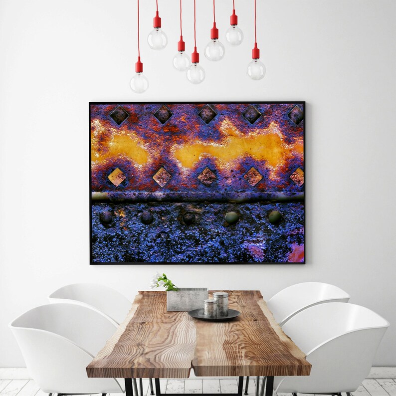Peut inclure: Gros plan sur une surface m&eacute;tallique rouill&eacute;e avec un motif jaune et violet. Le m&eacute;tal a une texture rugueuse et est couvert de petits trous. La surface est &eacute;clair&eacute;e par une lumi&egrave;re chaude, cr&eacute;ant un effet dramatique.