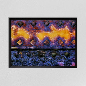 Peut inclure: Gros plan sur une surface m&eacute;tallique rouill&eacute;e avec un motif de trous en forme de diamant. Le m&eacute;tal est un m&eacute;lange de couleurs violettes, orange et jaunes.