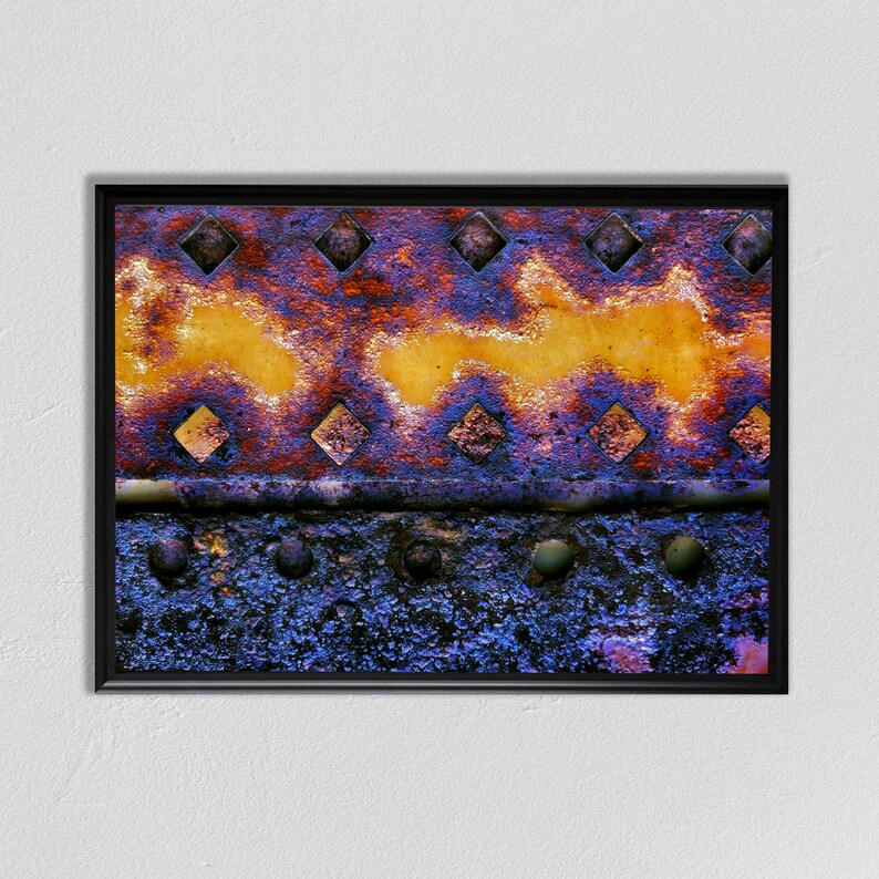 Peut inclure: Gros plan sur une surface m&eacute;tallique rouill&eacute;e avec un motif de trous en forme de diamant. Le m&eacute;tal est un m&eacute;lange de couleurs violettes, orange et jaunes.