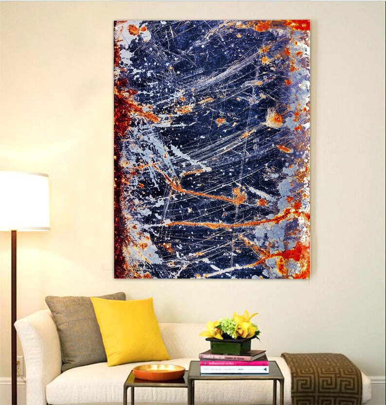 Pode incluir: Impress&atilde;o de arte abstrata com um esquema de cores azul, branco e laranja. A impress&atilde;o representa uma superf&iacute;cie texturizada com um aspecto desgastado, que lembra metal enferrujado.
