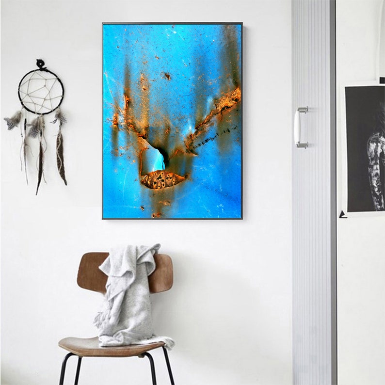 Puede incluir: Impresi&oacute;n de arte abstracto con un esquema de color azul y naranja. La obra de arte tiene un aspecto texturizado y org&aacute;nico con un gran agujero central.