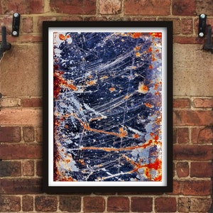 Pode incluir: Uma impress&atilde;o de arte abstrata emoldurada que apresenta um close-up de uma superf&iacute;cie met&aacute;lica texturizada com um esquema de cores azul, branco e laranja. A superf&iacute;cie tem um aspecto desgastado com arranh&otilde;es e ferrugem.