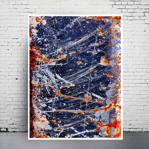 Pode incluir: Impress&atilde;o de arte abstrata com um esquema de cores azul, branco e laranja. A impress&atilde;o tem um aspecto texturizado e desgastado, que lembra metal enferrujado.