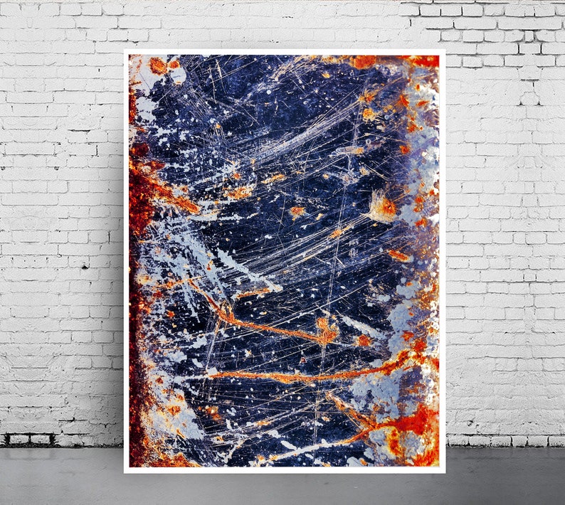Pode incluir: Impress&atilde;o de arte abstrata com um esquema de cores azul, branco e laranja. A impress&atilde;o tem um aspecto texturizado e desgastado, que lembra metal enferrujado.