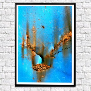 Puede incluir: Impresi&oacute;n de arte abstracto con un fondo azul y patrones marrones y naranjas como de &oacute;xido. Los patrones crean un dise&ntilde;o &uacute;nico e interesante.