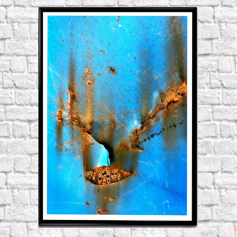 Puede incluir: Impresi&oacute;n de arte abstracto con un fondo azul y patrones marrones y naranjas como de &oacute;xido. Los patrones crean un dise&ntilde;o &uacute;nico e interesante.
