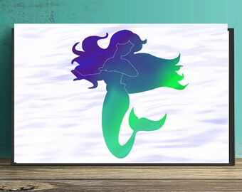 Puede incluir: Una impresión rectangular que muestra la silueta de una sirena con el cabello largo y fluido. La figura presenta un degradado de color desde el morado intenso en la parte superior hasta el verde vibrante en la cola, sobre un fondo blanco.