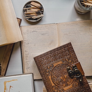 Lederen A5 dagboek handgemaakte notebook Celtic Echt leer Vintage cadeau levensboom Grimoire Schaduwspreukboek Schetsboekreizen afbeelding 4