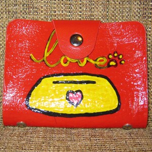 Cartera con foto en rojo vivo, pintada a mano, color amarillo, con forma de cachorro, cuenco "LOVE" y huesos y patas en el otro lado, tarjetero, tarjetero de visita