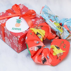 Gele spons cartoon scrunchies met doos en aangepast naamplaatje, haarelastiekje, handgemaakt, cadeau, paardenstaart, kerst, zeesterren, bikini, klopje, vierkant