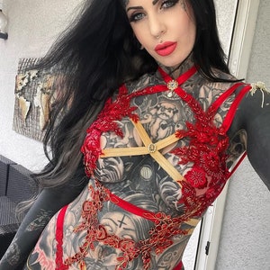 Adjustable red guipure and lace harness with gold decoration