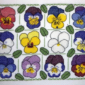 Viola Stiefmütterchen moderne gezählt Kreuzstichmotive pdf Stickmustervorlage Download 18 x 12 cm Blumen Muttertagskarte realistische Blumen Stickerei Geschenk