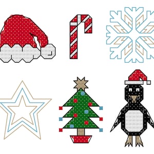 Può includere: Un set di sei immagini di pixel art a tema natalizio: un cappello di Babbo Natale rosso, una canna di zucchero, un fiocco di neve blu, un albero di Natale verde, una stella dorata e un pinguino bianco e nero con un cappello di Babbo Natale rosso.