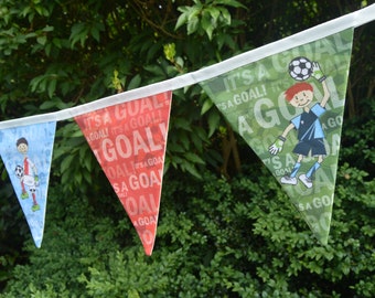 Bunting en tissu sur mesure de football fait à la main en bleu / vert et rouge avec un personnage de footballeur excentrique 24 grands drapeaux pour décorer la chambre d’enfant!