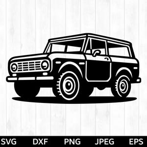 Könnte beinhalten: Schwarz-Weiß-Illustration eines Oldtimer-SUV. Das Fahrzeug hat ein kastenförmiges Design, große Räder und einen detaillierten Frontgrill. Diese Vektorgrafik ist für den digitalen Gebrauch geeignet.