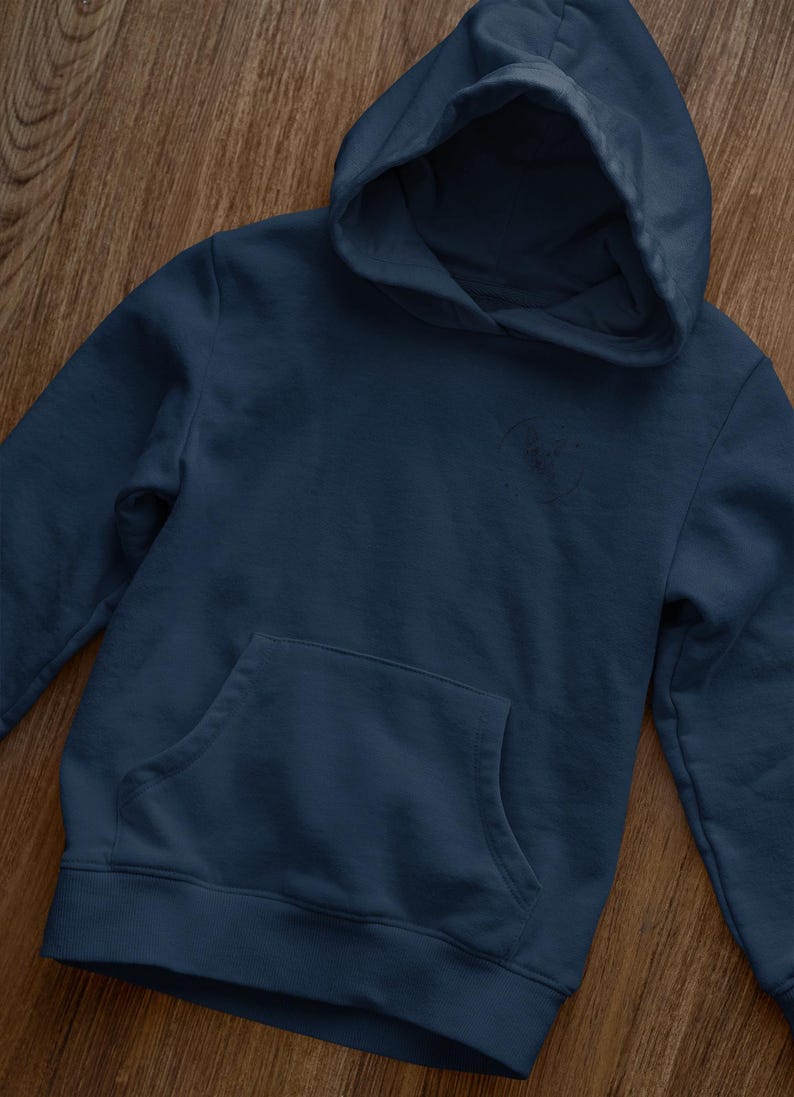 K&ouml;nnte beinhalten: Ein dunkelblauer Kapuzenpullover mit einer K&auml;ngurutasche. Der Pullover ist aus einem weichen, bequemen Stoff.