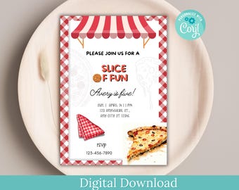 Puede incluir: Un toldo a rayas rojo y blanco con el texto "Please join us for a Slice of Fun Avery is five!" La invitación incluye una fecha, hora y dirección. Hay un mantel a cuadros rojo y blanco y una rebanada de pizza.