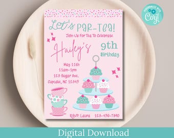 Könnte beinhalten: Eine rosafarbene und türkisfarbene Einladung zu einer Teeparty mit einem Cupcake-Turm und Teetassen. Die Einladung lautet "Let's Par-Tea!" und enthält den Text "Join Us For Tea To Celebrate Hailey's 9th Birthday".