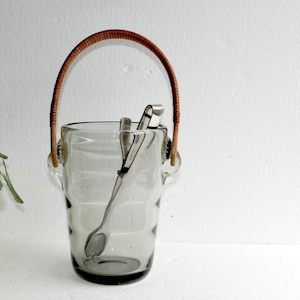 Holmegaard Denmark の Per Lütken によるヴィンテージ スモーキー グレー アイスバケツ。Optic、リブ付き MCM デンマーク ガラス。Güritz Denmark によるステンレス スチール トング。