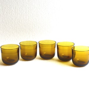 5 Kaj Franck #5537 FASETTI 55 ml ショットグラス、フィンランドの Nuutajärvi Notsjö 製。ヴィンテージ ブラウン / ハニー ミッドセンチュリー モダン フィンランド ガラス。