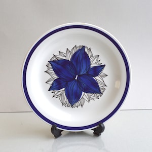 Rare PONTUS hand painted salad plate by Marianne Westmann for Rörstrand, Sweden. Vintage Swedish Mid-century Modern ceramics.