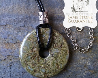 40mm Brecciated groene Jasper steen donut w uitschuifbaar 20 "zwarte koord ketting. Natuurlijke edelsteen, moed symbool, Unisex Tribal Style sieraden