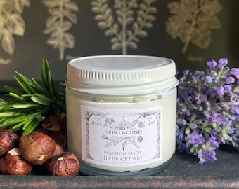 Crème hydratante magique pratique - La formule est à base de plantes pour un glamour botanique et une beauté naturelle.