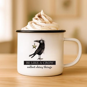 Be Like a Crow: verzamel Shiny Things Camp-mok | Leuke grillige kunst kraaienkop