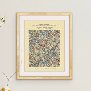 Op de afbeelding: Een ingelijste print met een bloemenpatroon in tinten blauw, groen en oranje. De print bevat een citaat: "Maar soms, wanneer de wind warm is en de krekels zingen, droom ik van een plek waar zelfs de tijd zal afnemen en stil zal zijn."