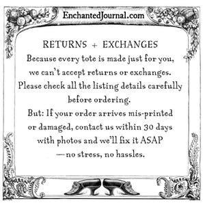 Puede incluir: Gr&aacute;fico en blanco y negro con el texto &laquo;RETURNS + EXCHANGES&raquo; y &laquo;EnchantedJournal.com&raquo;. El texto explica la pol&iacute;tica de devoluciones de los bolsos, indicando que no se aceptan devoluciones ni cambios.