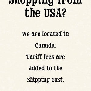 Puede incluir: Sobre un fondo crema, el texto dice: "Shopping from the USA?" seguido de "We are located in Canada. Tariff fees are added to the shipping cost."