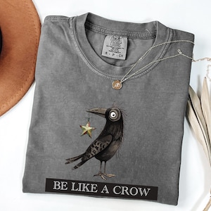 Camiseta divertida y caprichosa de cuervo / Sé como un cuervo: colecciona objetos brillantes