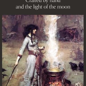 Op de afbeelding: Een artistiek schilderij toont een vrouw in een lange jurk, die een toverstaf en een kleine container vasthoudt, in de buurt van een vuur. De tekst "Crafted by hand and the light of the moon" staat bovenaan de afbeelding. De sc&egrave;ne heeft een mystieke, etherische sfeer.