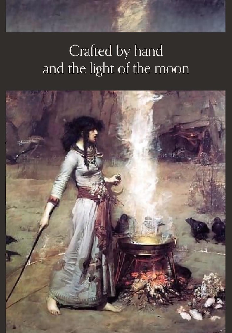 Op de afbeelding: Een artistiek schilderij toont een vrouw in een lange jurk, die een toverstaf en een kleine container vasthoudt, in de buurt van een vuur. De tekst "Crafted by hand and the light of the moon" staat bovenaan de afbeelding. De sc&egrave;ne heeft een mystieke, etherische sfeer.