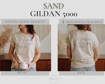 Mockup fronte e retro della maglietta Gildan 5000 color sabbia, mockup fronte e retro della t-shirt Gildan, mockup fronte e retro della Gildan, mockup per modello lifestyle