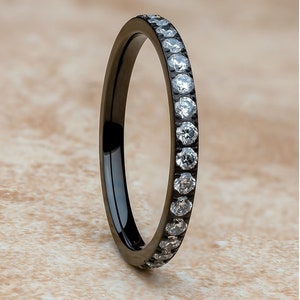 Zwarte titanium Eternity-trouwring: 2 mm CZ, comfortabele pasvorm