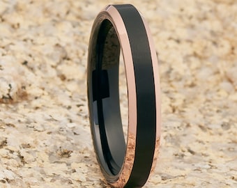 Anillo de tungsteno negro con bordes de oro rosa de 18 k y banda de ajuste cómodo de 4 mm.