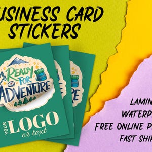 Könnte beinhalten: Grüne Visitenkartenaufkleber mit einem "Ready for Adventure" Design. Die Aufkleber zeigen einen Berg, einen Rucksack und einen Kompass. Der Text "Your Logo or Text" befindet sich unten. Die Worte "Business Card Stickers" stehen oben.