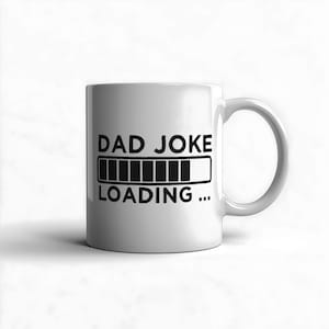 Peut inclure: Mug en céramique blanche avec l'inscription "DAD JOKE LOADING..." en noir. Le design comprend une barre de chargement. La tasse a une anse incurvée et convient aux boissons chaudes ou froides. Idée cadeau humoristique.