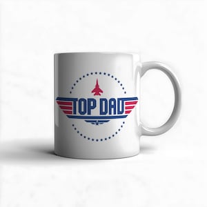 Peut inclure: Mug en céramique blanche avec une anse, orné d'un motif "TOP DAD" en rouge et bleu, avec un avion et un cercle d'étoiles. La tasse est de taille standard.
