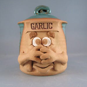 Ceramic Garlic Keeper: Fresh Storage Pot