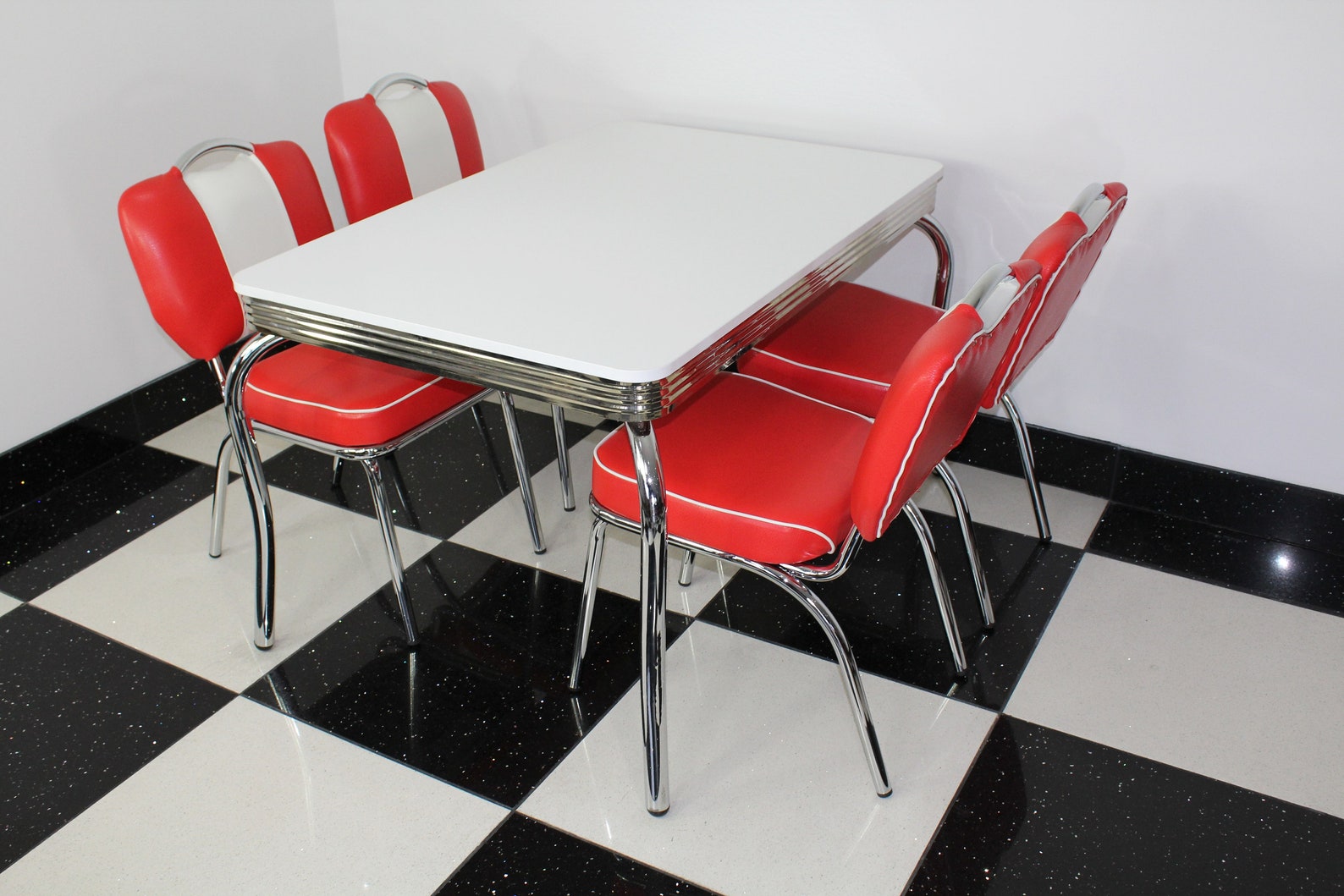 American Diner Furniture 50s Style Retro White 4 Legged Table and 4 Red