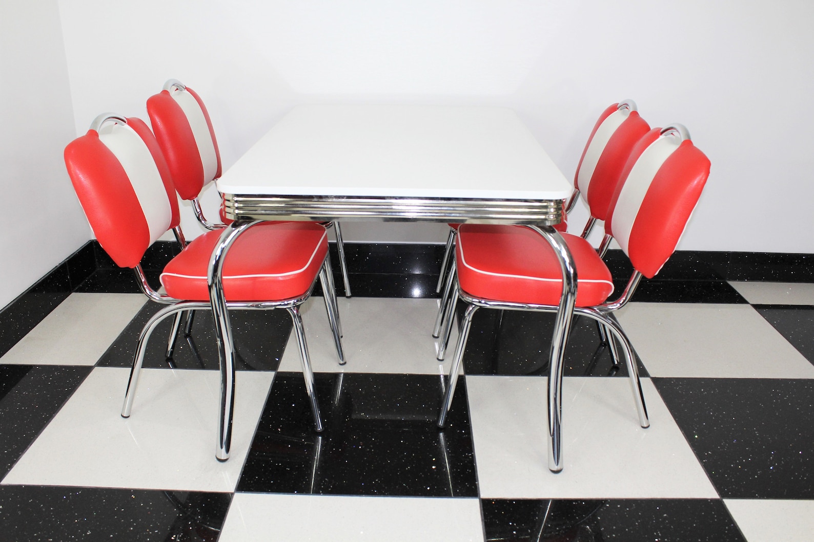 American Diner Furniture 50s Style Retro White 4 Legged Table and 4 Red
