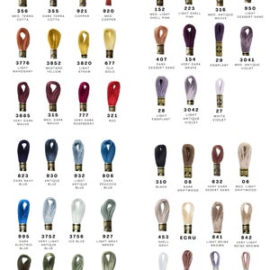 Op de afbeelding: Een kleurenkaart met borduurgaren in diverse tinten, waaronder rood, blauw, groen en neutrale kleuren. Elke kleur is voorzien van een nummer en een beschrijvende naam, zoals "Dark Navy Blue" en "Mustard Yellow". Het garen is netjes gerangschikt en toont een breed scala aan tinten.