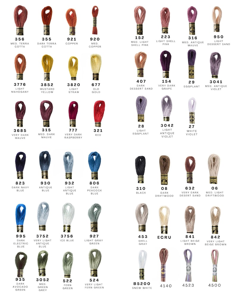 Op de afbeelding: Een kleurenkaart met borduurgaren in diverse tinten, waaronder rood, blauw, groen en neutrale kleuren. Elke kleur is voorzien van een nummer en een beschrijvende naam, zoals "Dark Navy Blue" en "Mustard Yellow". Het garen is netjes gerangschikt en toont een breed scala aan tinten.